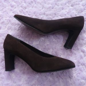 Stuart Weitzman Size 6 Dark Brown Pumps